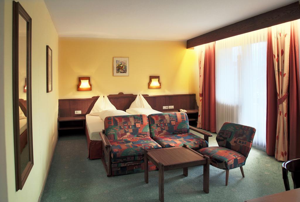 Hotel Sonnenuhr Kramsach Ruang foto